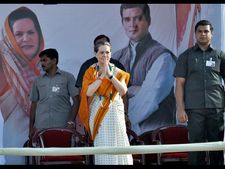 సోనియా గాంధీ ఇలా వచ్చి అలా వెళ్లారు (పిక్చర్స్)