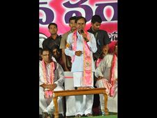 పొత్తు పేరుతో వెంకయ్య, చంద్రబాబు కుట్ర: కెసిఆర్