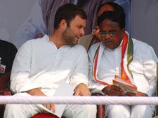 నాతో కౌగిలింత, తర్వాత వెన్నుపోటు: కెసిఆర్‌పై రాహుల్