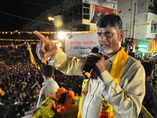 తాగుబోతు టిఆర్ఎస్, కృష్ణయ్యే సిఎం: బాబు, గుడ్ల దాడి