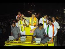 గజమాలతో బాబు: కెసిఆర్‌పై మండిపాటు(పిక్చర్స్)