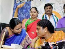చిరునవ్వుల శోభమ్మ, విజయమ్మ పక్కనే (పిక్చర్స్)