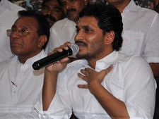  శోభ మృతి: తల్లడిల్లిన జగన్, స్పృహతప్పిన భూమా