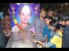డ్రైవర్‌ని హెచ్చరించిన శోభ, ఆళ్లగడ్డ జనసంద్రం (పిక్చర్స్)