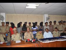 దోపిడీ దొంగల ముఠా అరెస్ట్: బంగారం సీజ్(పిక్చర్స్)