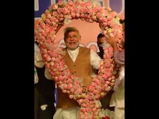 జోరు వానలో మోడీ స్పీచ్: కమలాల మాలతో(పిక్చర్స్)