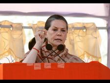 సోనియాకు జ్ఞాపిక: సభలో ఖాళీ కుర్చీలు (పిక్చర్స్)