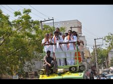 చిరు మాట్లాడలేదని ఫ్యాన్స్ ఆగ్రహం, ఇంటిపై రాళ్ల దాడి