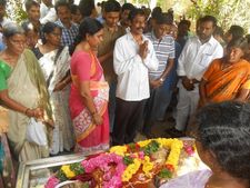 చెన్నై పేలుళ్లు: టెక్కీ స్వాతి అంత్యక్రియలు (పిక్చర్స్)