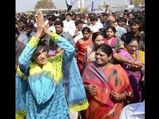 విజయమ్మ కోసం షర్మిల ప్రచారం: బాబుపై నిప్పులు