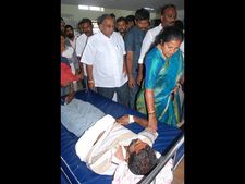  చంద్రబాబు పార్టీ వారికి పురంధేశ్వరి పరామర్శ(పిక్చర్స్)