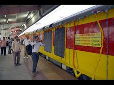 స్టేషన్లో యువతి డబుల్ హ్యాపీ: డబుల్ డెక్కర్ (పిక్చర్స్)
