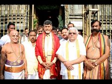 తిరుమలలో బాబు, బాలకృష్ణ ప్రత్యేక పూజలు(పిక్చర్స్)
