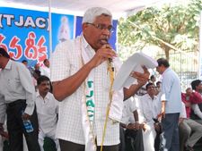 కోదండరాంకు తప్పిన ప్రమాదం: ఢీకొన్న వాహనం