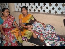 పిల్లలతో ఫ్యామిలీ సూసైడ్: బయటపడిన తల్లి (పిక్చర్స్)