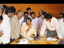  ఏయులో ఏపి తొలి కేబినెట్ భేటీ: మెరుగులు(పిక్చర్స్)