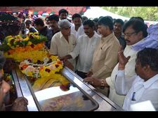 ఎమ్మెల్యే తంగిరాలకు చంద్రబాబు నివాళి (పిక్చర్స్)