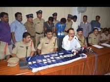 దోపిడీ దొంగల అరెస్ట్: 4.50 లక్షల గోల్డ్  సీజ్(పిక్చర్స్)