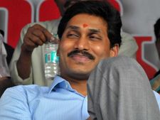 జగన్ పైన తదుపరి చర్యలు తీసుకోకుండా హైకోర్టు స్టే