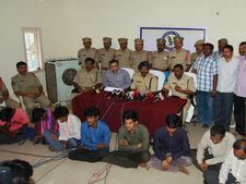 6గురు దొంగల అరెస్ట్: రూ.43లక్షల సొత్తు సీజ్(పిక్చర్స్)