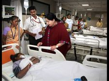 కూలిన చెన్నై భవనం: ఆంధ్ర కూలీలకు శాపం (పిక్చర్స్)