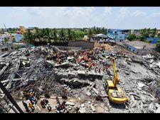 చెన్నైలో కూలిన భవనం: చిరు, చంద్రబాబు పరామర్శ