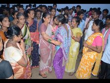 మనుషులను మింగేసిన సంద్రపు అలలు (పిక్చర్స్)