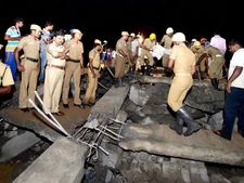 కూలిన భవనం: 29కి మృతులు,  ప్రాణాలతో ముగ్గురు