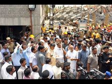 గుండె తరుక్కుపోతుందని బాబు, ఏపీ వాళ్లు (పిక్చర్స్)
