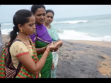 కోస్తా తీరంలో అలల ఉధృతికి బెంబేలు (పిక్చర్స్)