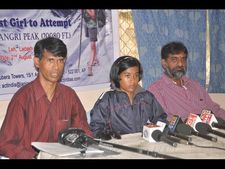 టార్గెట్ ఎవరెస్ట్ అంటున్న విశాఖ చిన్నారి(ఫొటోలు)