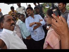 సముద్రం అలల ఉధృతి: చూసి గంటా హామీ (పిక్చర్స్)
