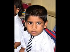 ఎల్‌కెజి విద్యార్థిని చితకబాదిన టీచర్: ఎంఈఓపై దాడి