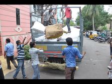 7లక్షల విలువచేసే 150 గుట్కా బ్యాగ్స్ సీజ్(పిక్చర్స్)