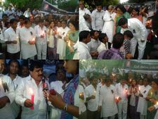 నివాళి: తెరాస, కాంగ్రెస్‌ నేతలతో వాసిరెడ్డి పద్మ(పిక్చర్స్)