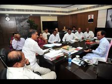 పారిశ్రామిక పాలసీ, ఇరిగేషన్‌పై కెసిఆర్ రివ్యూ(పిక్చర్స్)