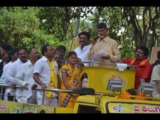 ‘పొలం పిలుస్తోంది’: నాగలి పట్టిన చంద్రబాబు(పిక్చర్స్)