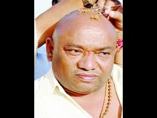 వింత పూజ: ఒంటిపై తేళ్లను పాకించుకుంటారు