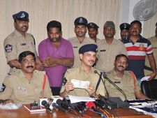 సాయం చేస్తానని ఏటిఎంల చోరీ: దొంగ అరెస్ట్(ఫొటో)