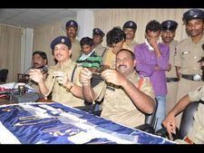 ముగ్గురు దొంగల అరెస్ట్: సొత్తు స్వాధీనం(పిక్చర్స్)