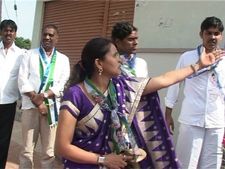 జగన్ పార్టీ మహిళా నేత చెప్పు దాడి (పికర్స్)