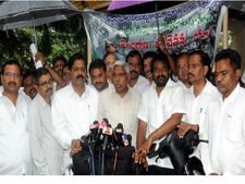  మెదక్ లోకసభ: తెరాసతో దేవీప్రసాద్, వారించిన బాబు