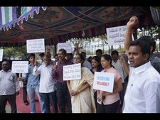  రాజధాని: ఆమె రోడ్డెక్కింది! బాబుపై ఒత్తిడి (పిక్చర్స్)