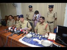  పాత నేరస్థుడి అరెస్టు: నకిలీ హోం గార్డులు (పిక్చర్స్)