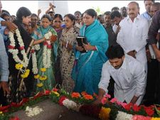 వైఎస్‌కు జగన్, షర్మిల సహా ఫ్యామిలీ నివాళి