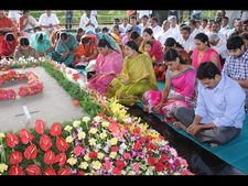 విజయమ్మ విషాదం: జగన్ ఫ్యామిలీ నివాళి (పిక్చర్స్) 