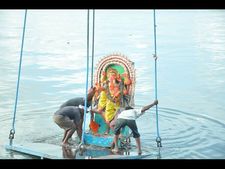 నిమజ్జనంలో అపశృతి: అశ్లీల నృత్యాలు, జీపు ధ్వంసం