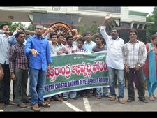 బాబుకు రాజధాని సెగ: దిష్టిబొమ్మ దగ్ధం (ఫొటోలు)