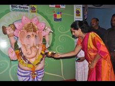 కాగితపు గణేశుడికి ఎంపి కవిత పూజలు (పిక్చర్స్)
