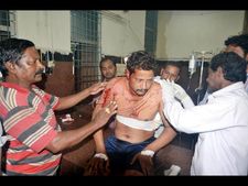 అక్రమ సంబంధం: బావపై కత్తులతో దాడి(పిక్చర్స్)